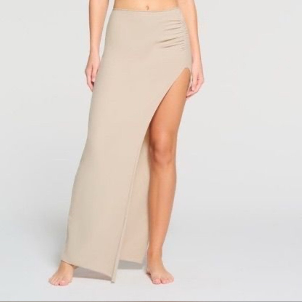 Skims raw edge Skirt in stone